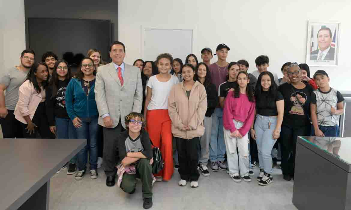 Martello recebe estudantes na Câmara e os convidamos para conhecer o Plenário